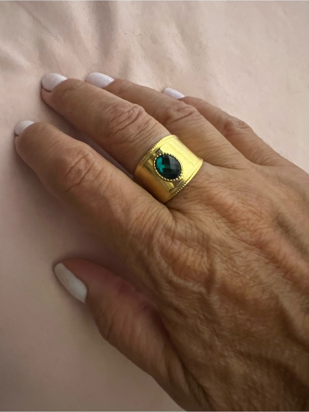 Majestic Emerald Ring with Wide Gokd Band Green Stone. Sz 9 new